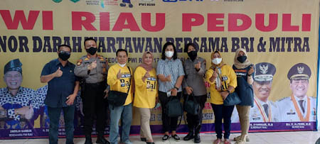 Istri Wakapolda Riau Ikut Donor Darah di Kegiatan Bakti Sosial PWI Riau